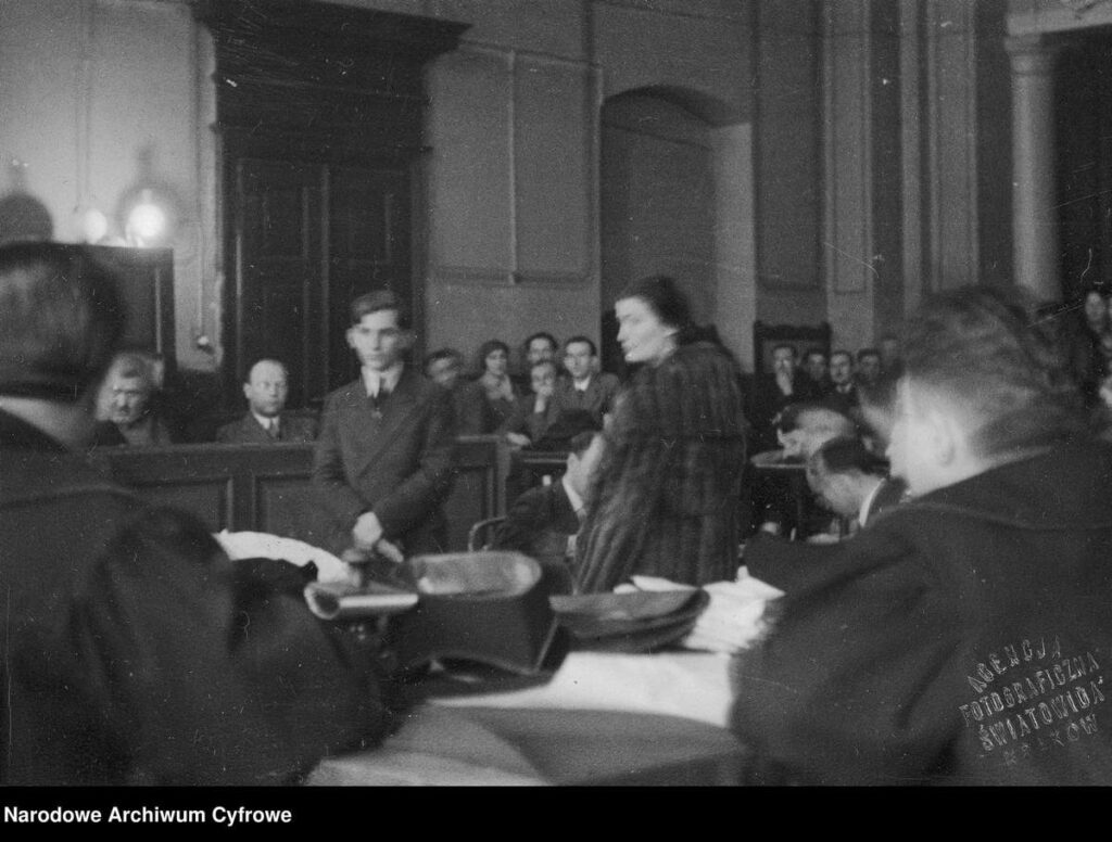 Czarno biała fotopgrafia Rity Gorgonowej przesłuchiwanej w sali sądowej